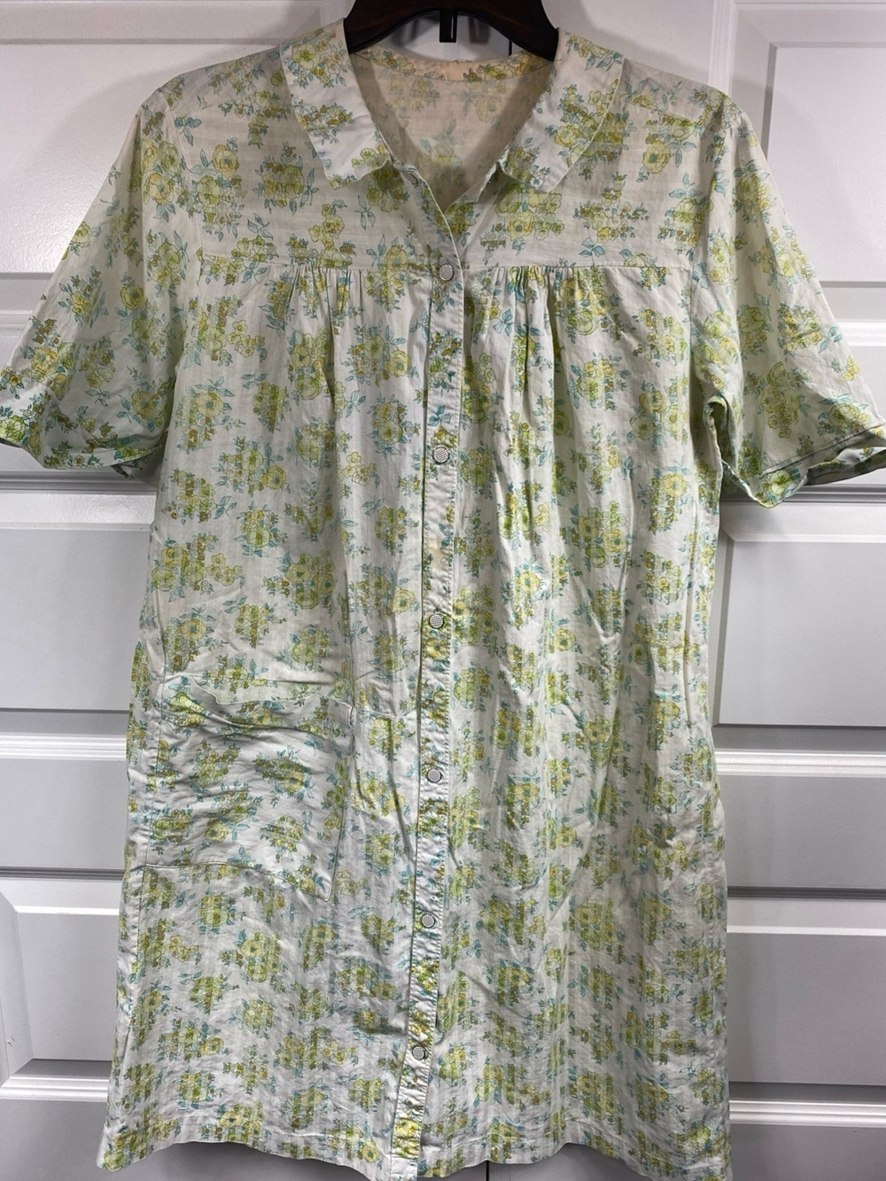 1950s 60s Floral Cotton Housecoat Robe Enamel Snaps Vintage Grannycore Medium